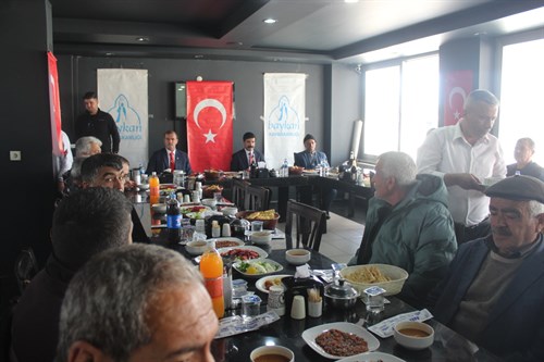 İLÇEMİZDE ŞEHİT AİLELERİ ONURUNA YEMEK VERİLDİ